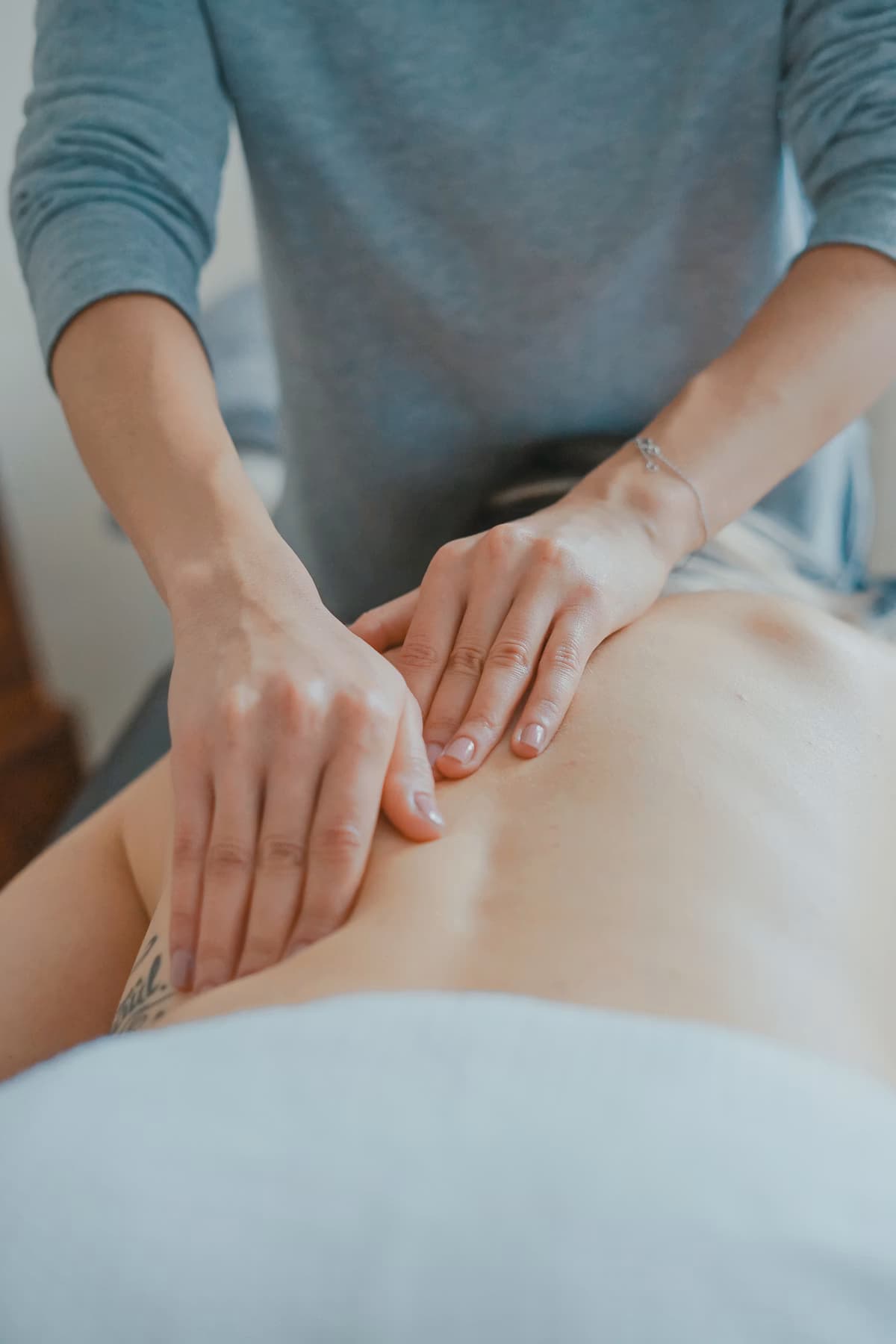 Fizjoterapeuta prowadzi terapię manualną pacjenta